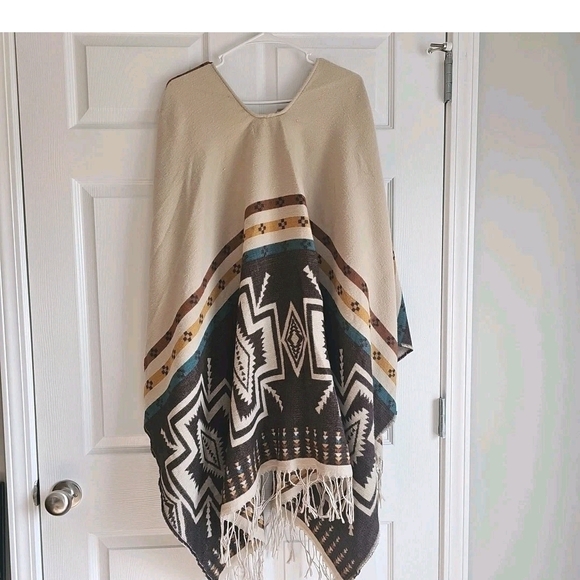 Shyanne Poncho Boho Aztec Shawl Wrap Southwest Fringe Tribal Open Front One Size - Picture 5 of 5